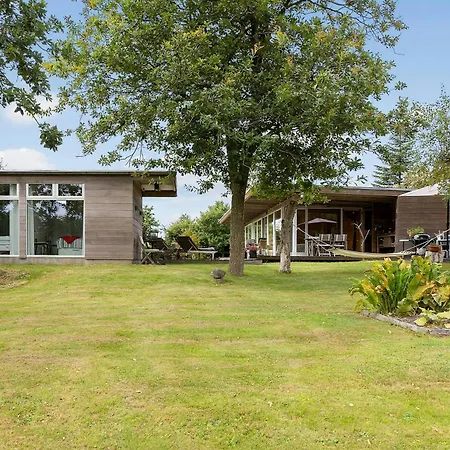 Architect-designed House Near Gyldendal Harbour بيت للعطل